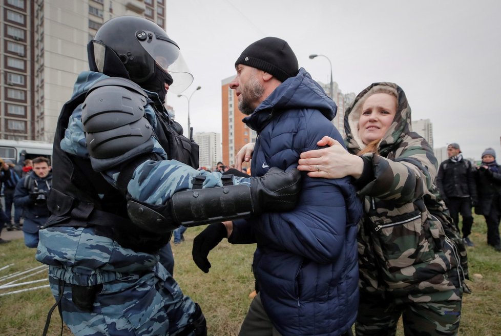 Potyčky ruské policie a nacionalistů při jejich pochodu na okraji Moskvy