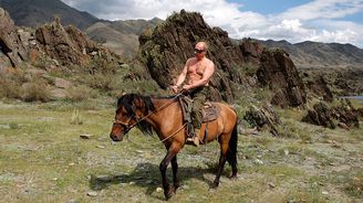 Vladimir Putin baletící, lyžující. Všechny jeho bohatýrské kejkle se vešly do jednoho videoklipu