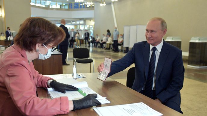 V Rusku skončilo referendum, Putinovi prodlouží léta v Kremlu.