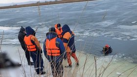 Otec rodiny se rozhodl zkrátit si cestu z rybaření přes led. Tři děti pod ledem zahynuly.