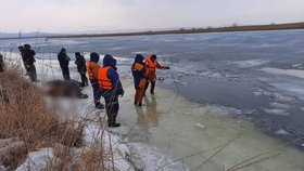 Otec rodiny se rozhodl zkrátit si cestu z rybaření přes led. Tři děti pod ledem zahynuly.