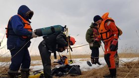 Otec rodiny se rozhodl zkrátit si cestu z rybaření přes led. Tři děti pod ledem zahynuly.