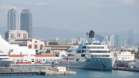 Jachta Romana Abramoviče v přístavu v Barceloně.