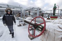 Strop na ruskou ropu schválen: Kreml zuří, podle Zelenského je 60 dolarů na barel stále moc