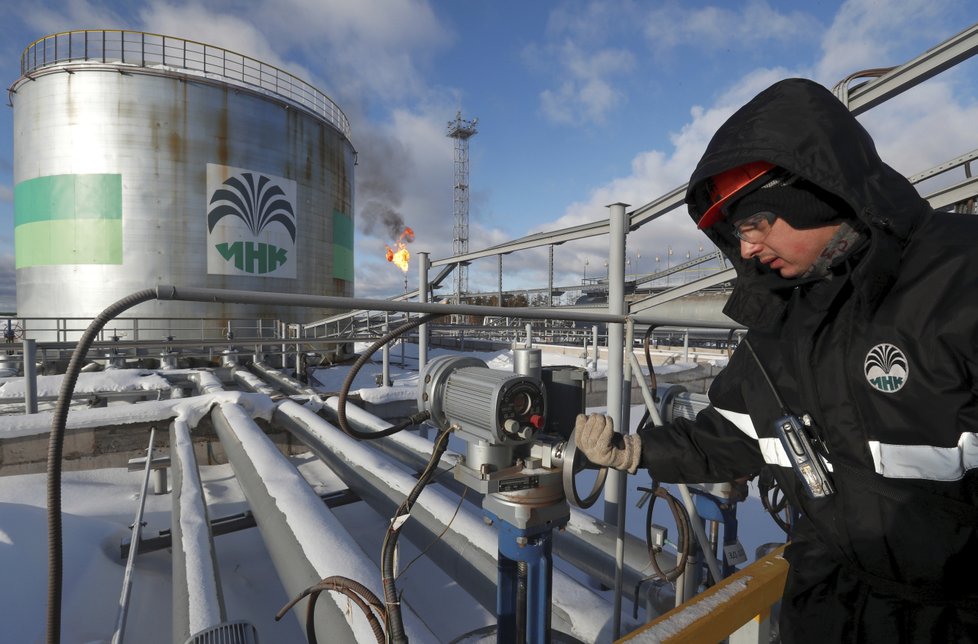 EU omezuje dodávky ruské ropy.