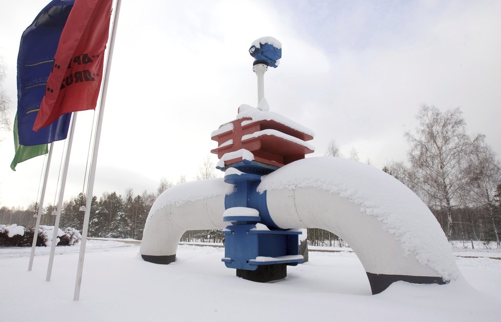 Rusko dodává ropu do Běloruska, Polska, Německa, Maďarska a České republiky přes přístav Usť-Luga a pak ropovodem Družba.