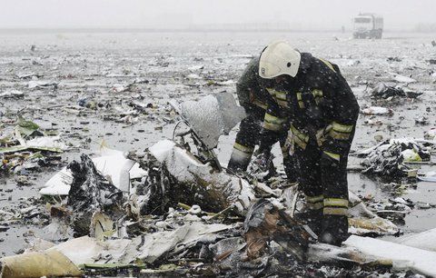 V Rusku se při přistání zřítil boeing z Dubaje: V ohnivém pekle uhořelo 62 lidí