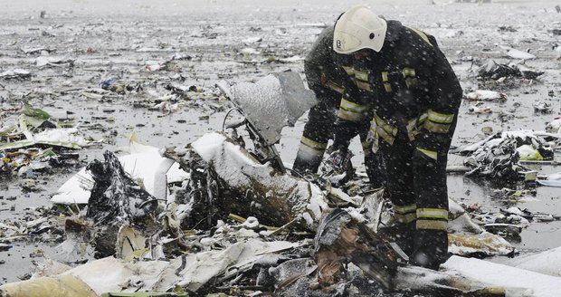 V Rusku se při přistání zřítil boeing z Dubaje: V ohnivém pekle uhořelo 62 lidí
