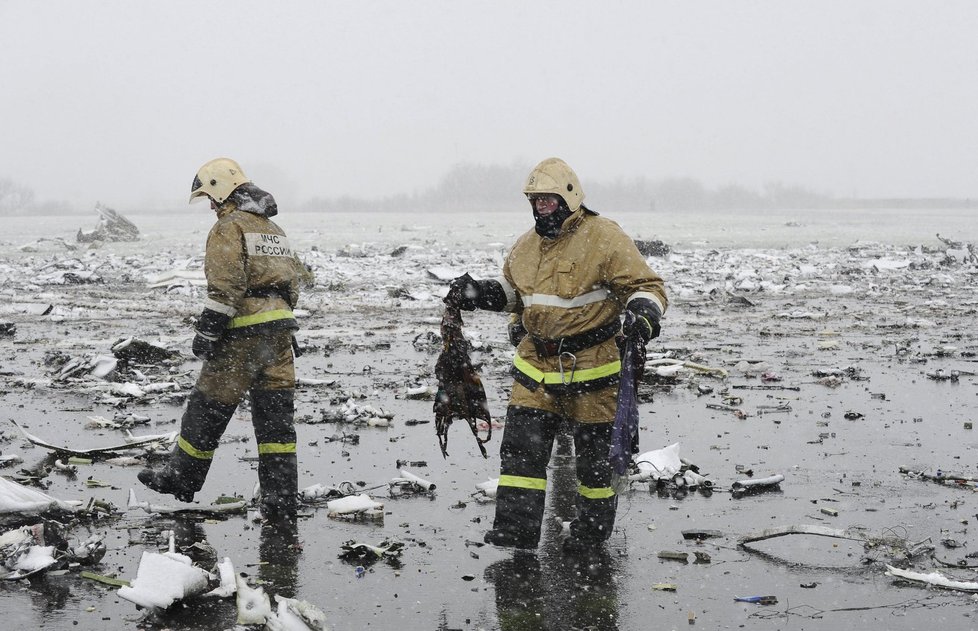 Trosky letadla FlyDubai, které se v sobotu 19. března zřítilo nedaleko přistávací dráhy v Rostovu na Donu.