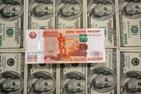 Rusko na lopatkách? Za dolarové dluhopisy zaplatilo v rublech. Expert zmínil platební neschopnost