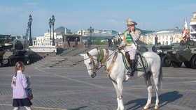 Turkmenský generál na koni na oslavách 65. výročí vítězství v II. světové válce v Moskvě