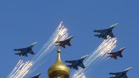 Nad Kremlem zahřmělo i 127 letounů.