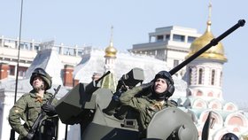 Vojácí salutují Putinovi i z tanku.