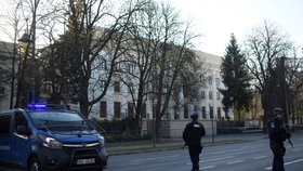 Do brány ruského velvyslanectví v Bukurešti narazilo auto a začalo hořet. Řidič zemřel.
