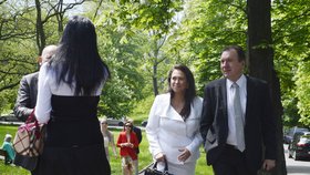 Jana Bobošíková na cestě na ruské velvyslanectví s manželem Pavlem