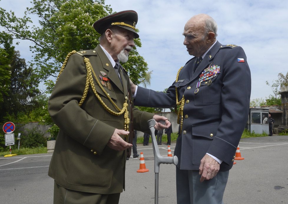 Na ruské velvyslactví dorazila i řada válečných veteránů