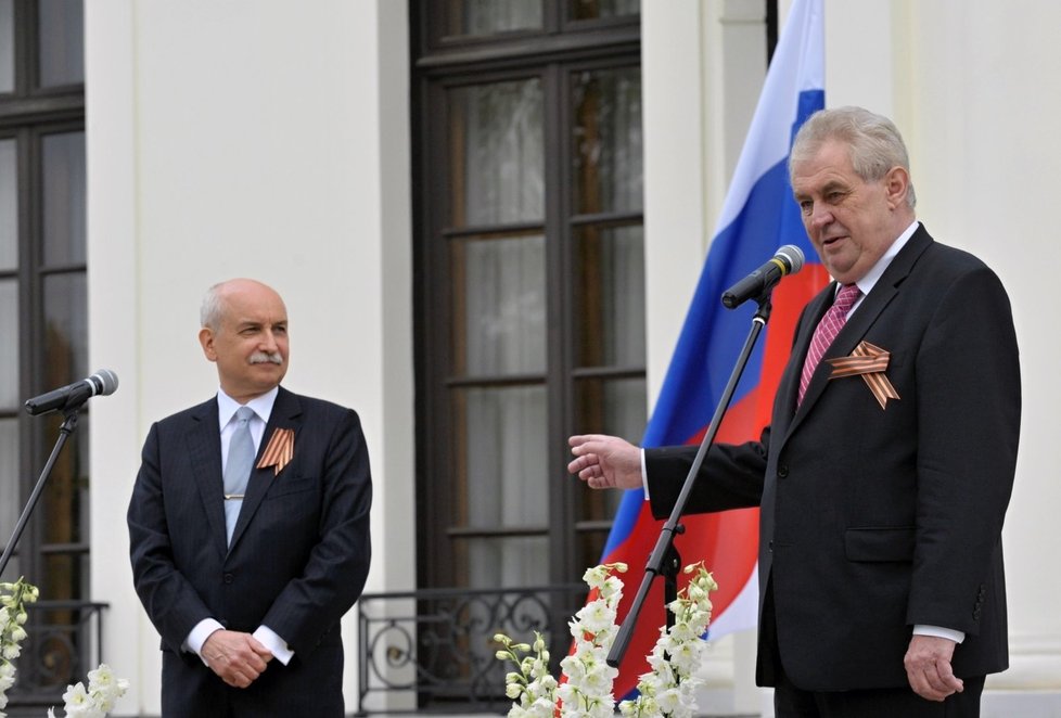 Prezident Zeman a ruský velvyslanec Sergej Kiseljov při 68. výročí konce 2. světové války