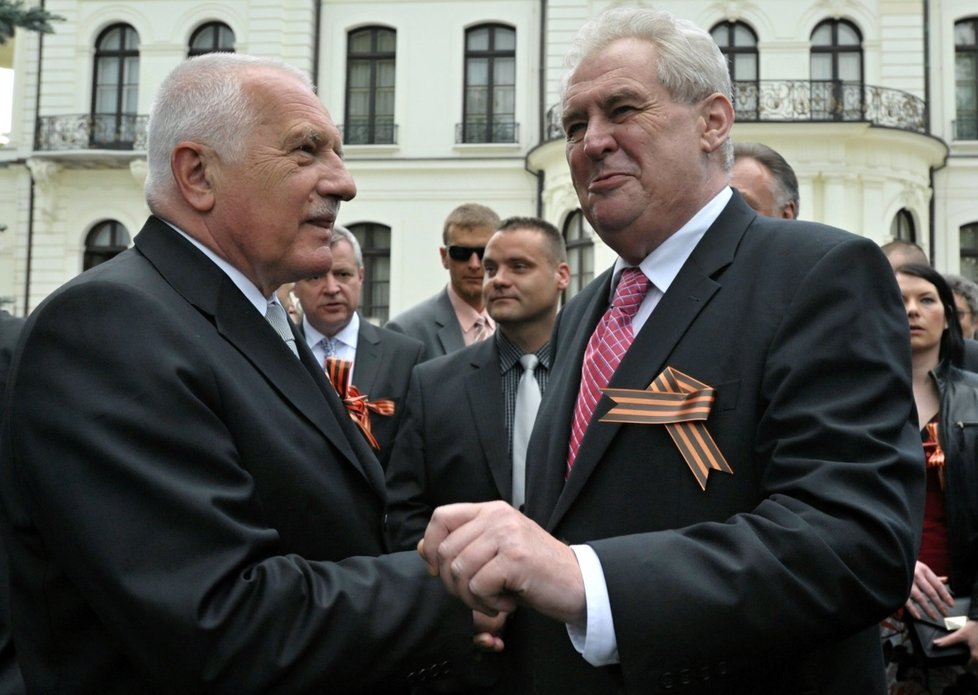 Exprezident Klaus se na ruském velvyslanectví zdraví se svým nástupcem Zemanem