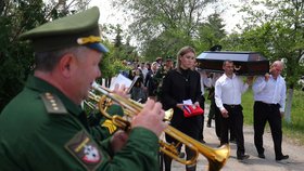 Pohřeb ruského vojáka, který padl na Ukrajině (26. 5. 2022).