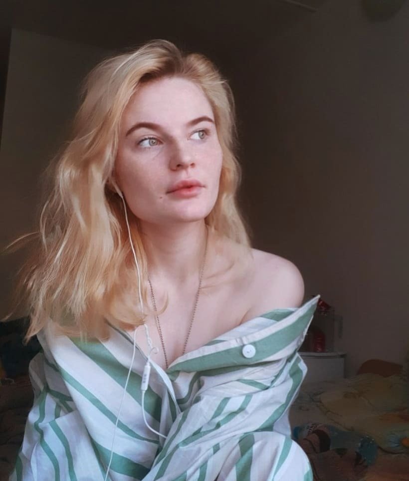 Ruská modelka evakuovaná z Wu-chanu plní svůj instagram tradičními pózami v netradičním prostředí ruské Sibiře