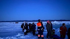 Ruské úřady zachraňují 600 rybářů, s nimiž se utrhla ledová kra.