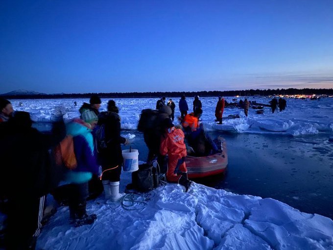 Ruské úřady zachraňují 600 rybářů, s nimiž se utrhla ledová kra.