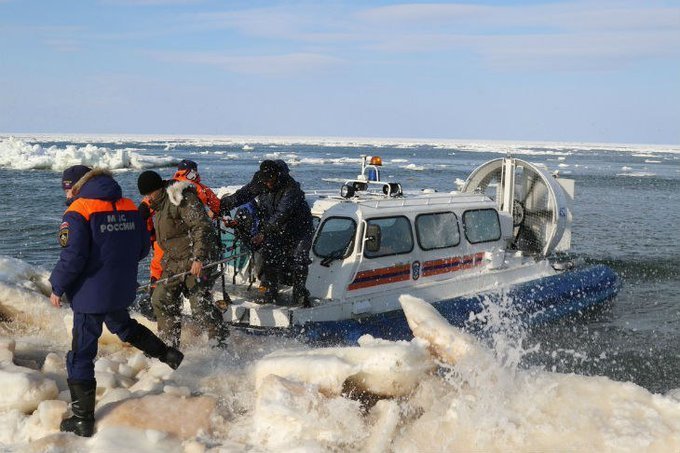 Ruské úřady zachraňují 600 rybářů, s nimiž se utrhla ledová kra.