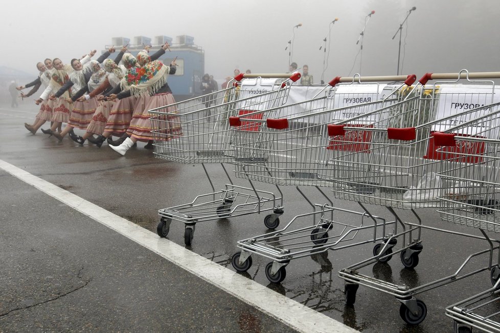 Ženy v krojích protestují ve Stavropolu