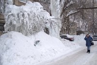 Sněhová apokalypsa: Nefunkční MHD, zapadaná auta a popraskané potrubí v ruském městě