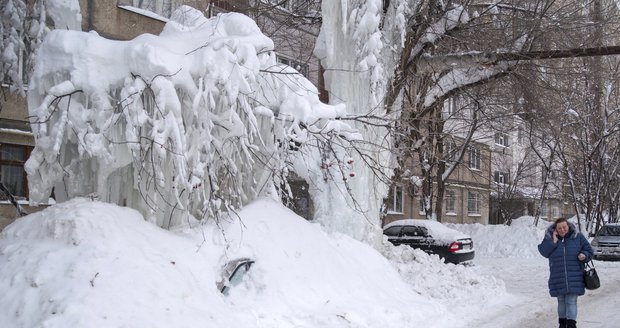 Sněhová apokalypsa: Nefunkční MHD, zapadaná auta a popraskané potrubí v ruském městě 