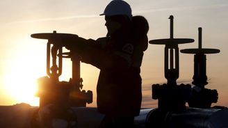 Ceny ropy padají, Rusko svou těžbu příliš nesnížilo