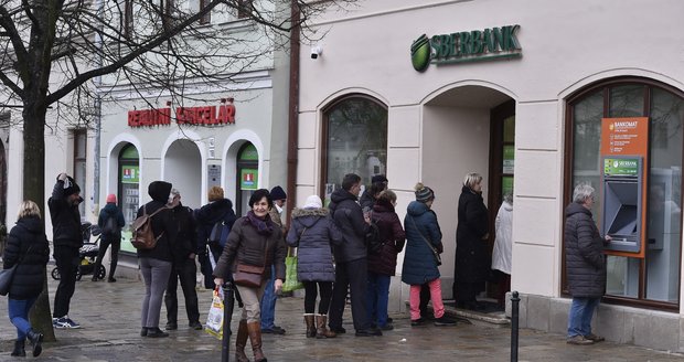 Fronty před ruskou Sberbank: Z „bezpečnostních důvodů“ zavřela pobočky! Bojkot vyhlašují i firmy