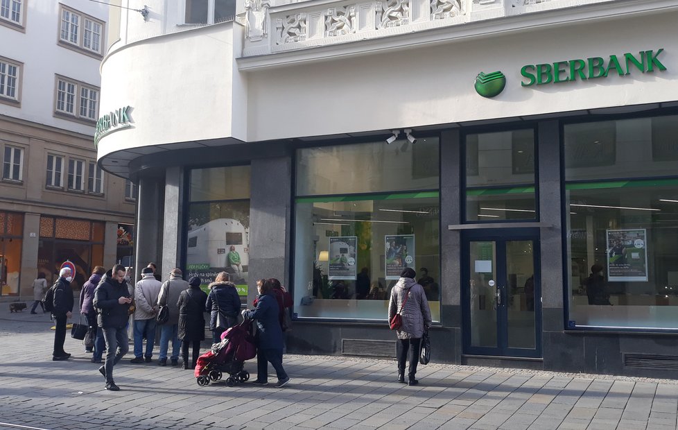 Sberbank v Česku má po útoku Rusů na Ukrajinu problém. (25.2.2022)