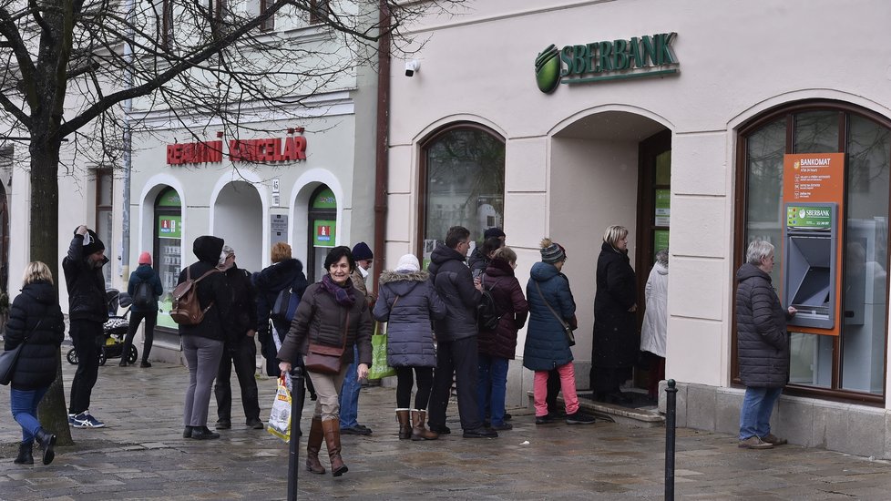 Sberbank v Česku má po útoku Rusů na Ukrajinu problém (25.2.2022)
