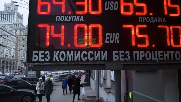 Rusko se rozhodlo podpořit ekonomiku nižšími úroky, rubl klesl