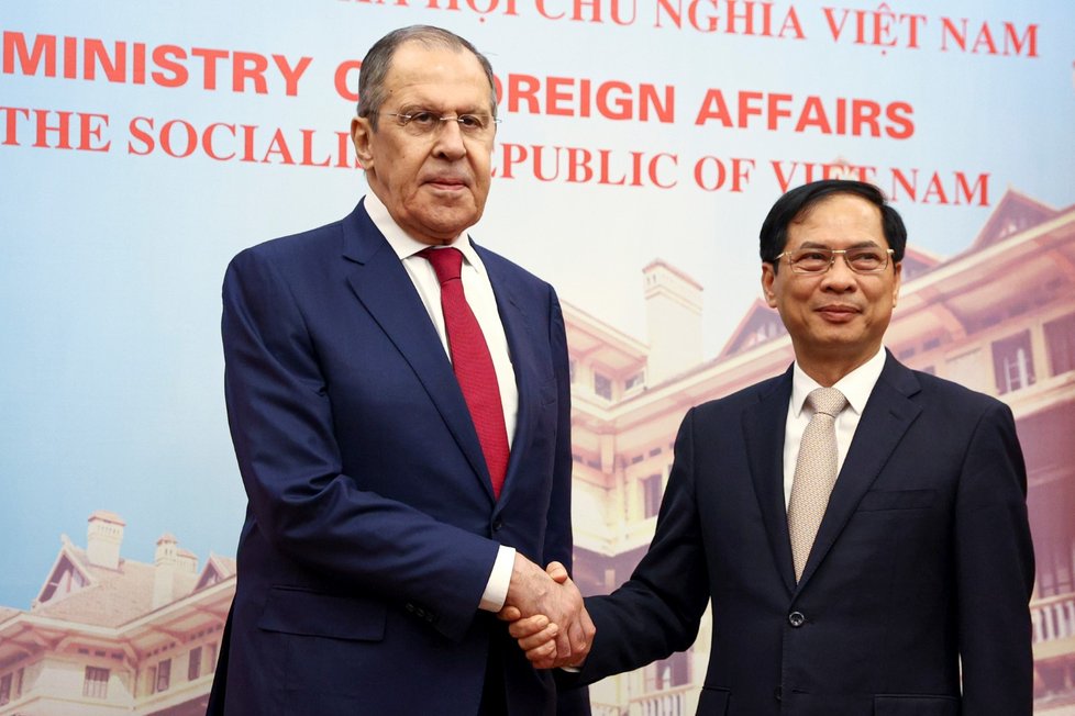 Ruský ministr zahraničí Sergej Lavrov a jeho vietnamský protějšek Bui Thanh Son v Hanoji. (6.7.2022)