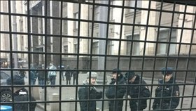 Prominentní ruská aktivistka Aljona Popovová byla zatčená, když demonstrovala před Státní dumou. Protestovala proti poslanci Sluckému, který byl obviněn ze sexuálního obtěžování.