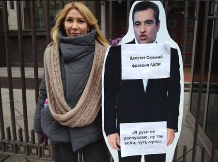 Prominentní ruská aktivistka Aljona Popovová byla zatčená, když demonstrovala před Státní dumou. Protestovala proti poslanci Sluckému, který byl obviněn ze sexuálního obtěžování.