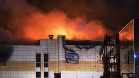 Požár obchodního centra v sibiřském městě Kemerovo. Podle hasičů se podobný scénář může stát i v Česku.