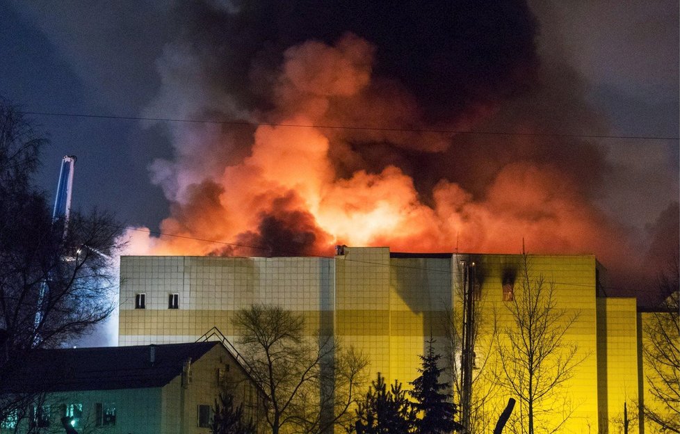 Za podobným požárem podle hasičů stojí lidský faktor. Požár obchodního centra v sibiřském městě Kemerovo.