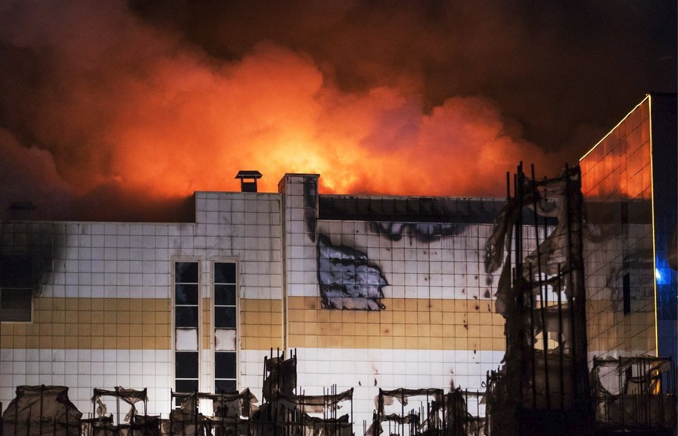 Požár obchodního centra v sibiřském městě Kemerovo. Podle hasičů se podobný scénář může stát i v Česku.