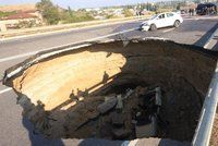 Obří jáma na ruské dálnici: V kráteru našlo smrt 6 lidí!