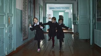 Sto třicet let stará škola v Marijsku: Krutá realita současného Ruska na poetických fotografiích