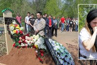Nepopsatelný smutek v Kazani: Rodiče pohřbívají zabité školáky, střelec putoval do vazby