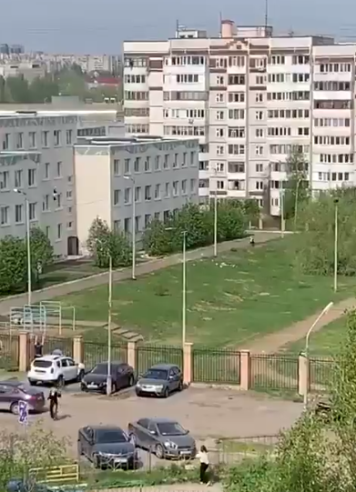 Střelba ve škole v Kazani: Některé děti se snažily uniknout před pachateli skokem z okna.
