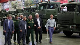 Ruský ministr obrany Sergej Šojgu na inspekci podniků obranného průmyslu v Tatarstánu (11. 7. 2023)