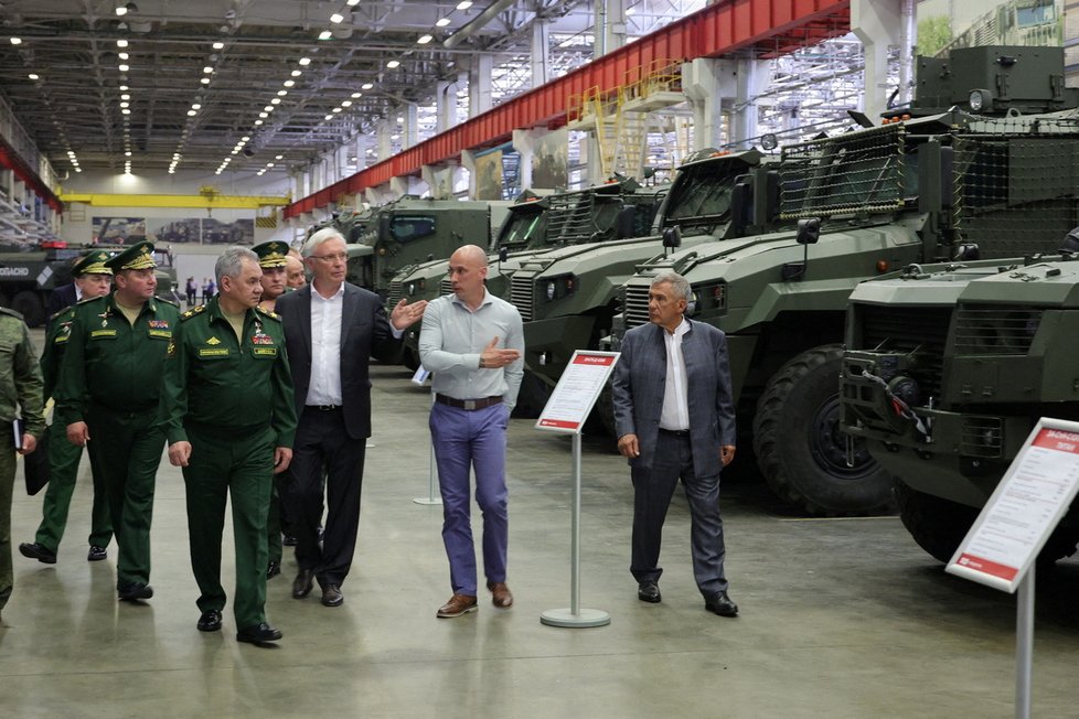 Ruský ministr obrany Sergej Šojgu na inspekci podniků obranného průmyslu v Tatarstánu (11.7.2023)