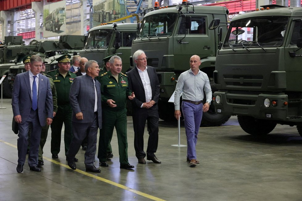 Ruský ministr obrany Sergej Šojgu na inspekci podniků obranného průmyslu v Tatarstánu (11.7.2023)