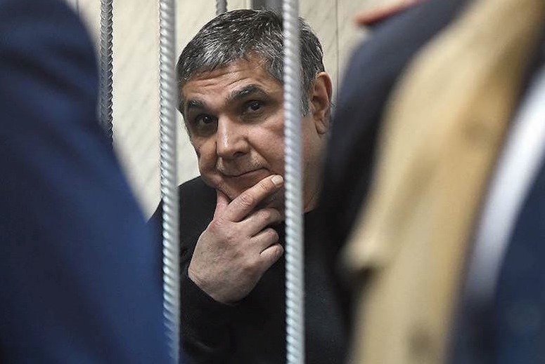 Hlavní vůdce ruského kriminálního podsvětí Zacharij Kalašov, přezdívaný Šakro Molodoj, byl odsouzen na 10 let ve vězení.