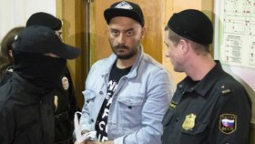 Moskevský soud nařídil domácí vězení ruskému režisérovi Kirillu Serebrennikovi, kterého úřady podezírají ze zpronevěry státních prostředků.